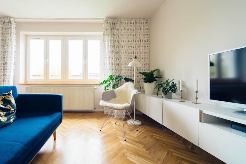 Symbolfoto: helles Wohnzimmer mit blauem Sofa