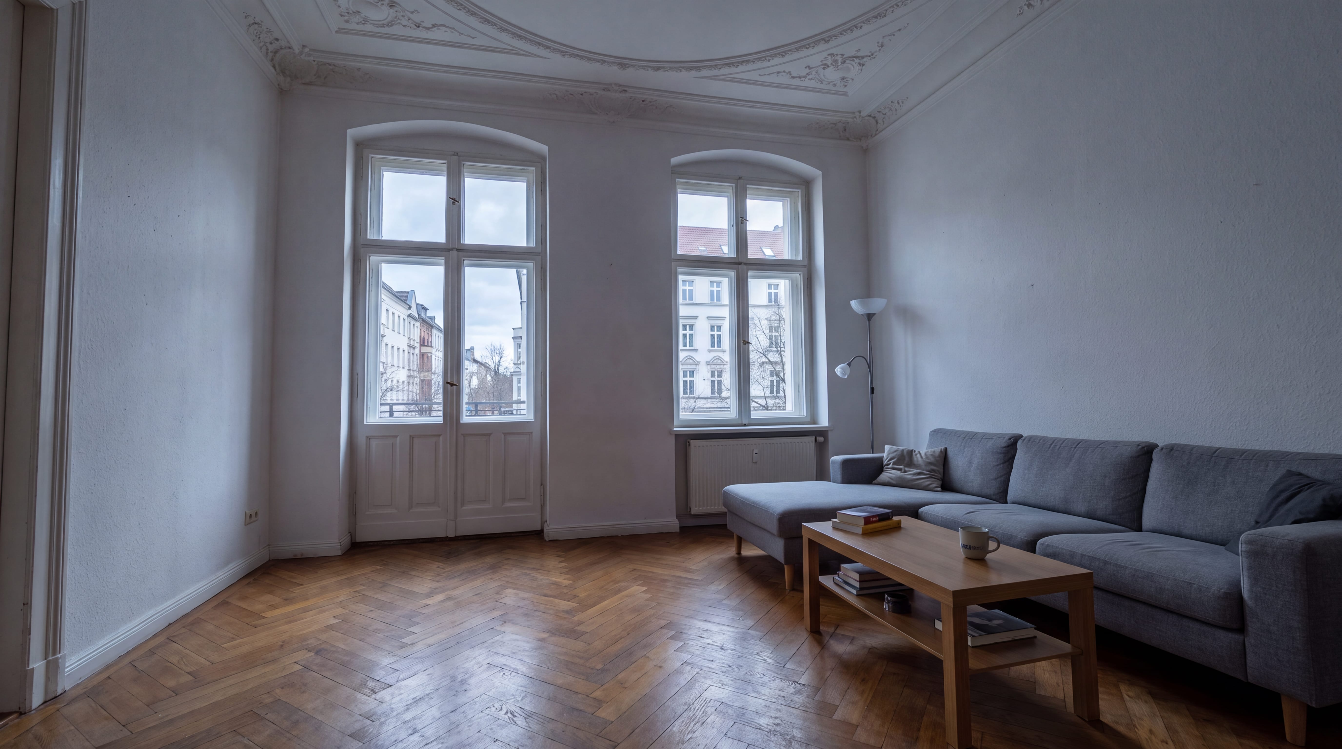 Wohnzimmer unbearbeitet, dunkel und flau