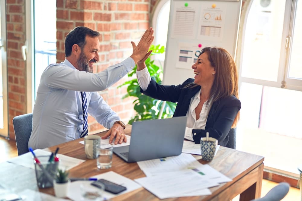 Symbolfoto: zwei Personen arbeiten gemeinsam im Büro